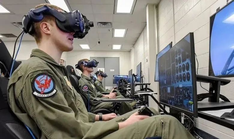 美國空軍航空大學接收首臺T-6A教練機虛擬現實模擬器-4654