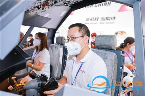 飛行模擬器成“爆款”！國航亮相2022中國國際旅游交易會-8469