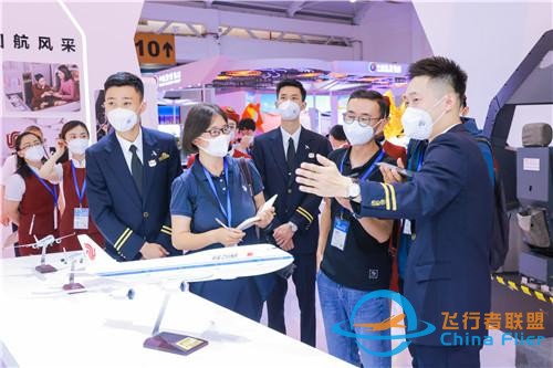 飛行模擬器成“爆款”！國航亮相2022中國國際旅游交易會-9723