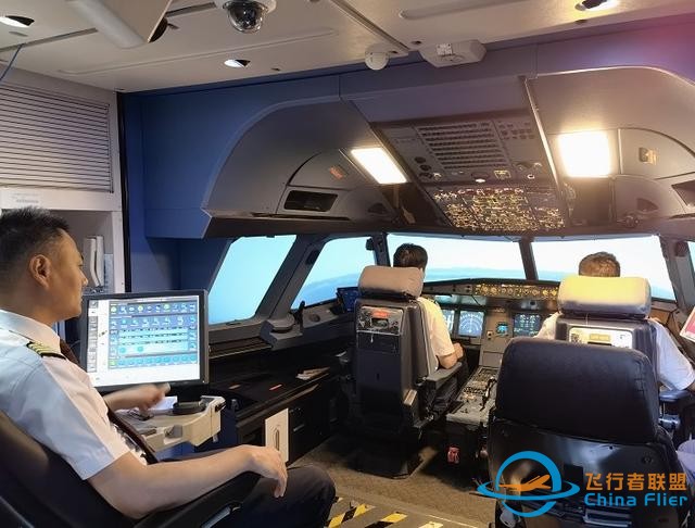 東航飛行教員：2022模擬飛行90711小時-4851