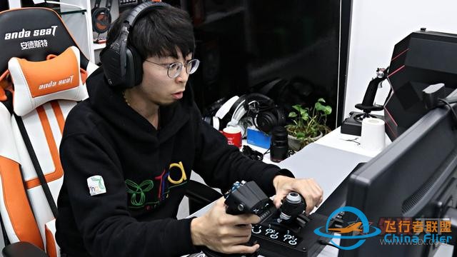 想開飛機嗎？羅技這款飛行模擬搖桿讓你在家就當飛行員-7932