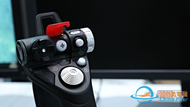想開飛機嗎？羅技這款飛行模擬搖桿讓你在家就當飛行員-3724
