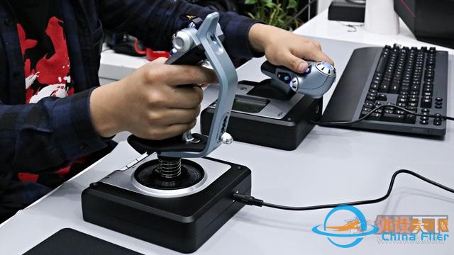 想開飛機嗎？羅技這款飛行模擬搖桿讓你在家就當飛行員-9683