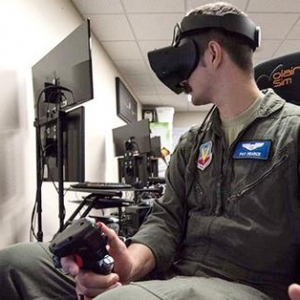 飛行模擬游戲+消費級VR頭顯就能培訓空軍飛行員？