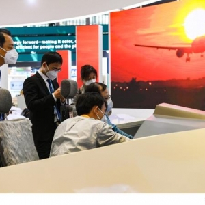 提供創(chuàng)新技術(shù)解決方案，這家公司助大型客機(jī)C919飛上藍(lán)天，進(jìn)博會(huì)上帶來飛行模擬器