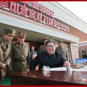 金正恩觀摩朝鮮戰斗飛行技術大賽 現場戰機云集
