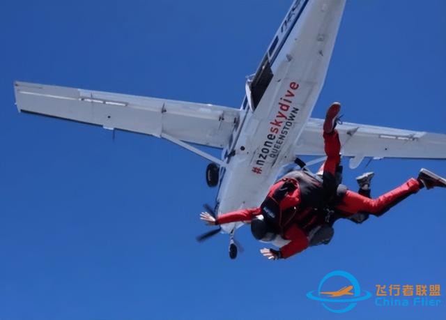 航空遇難死亡率100%，為什么不給乘客自主選擇跳傘逃生的機會？-9375