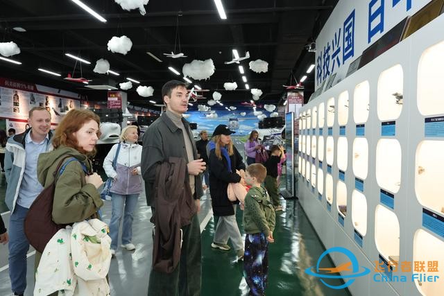 走進AI社區、體驗模擬飛行，國際人才邂逅創新生態圈｜外眼看龍城-3498