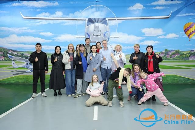 走進AI社區、體驗模擬飛行，國際人才邂逅創新生態圈｜外眼看龍城-6999